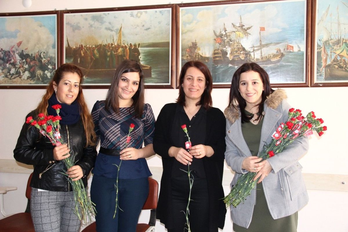 Başkan Özakcan 112 Okulda 3 Bin Öğretmene Karanfil Dağıttı