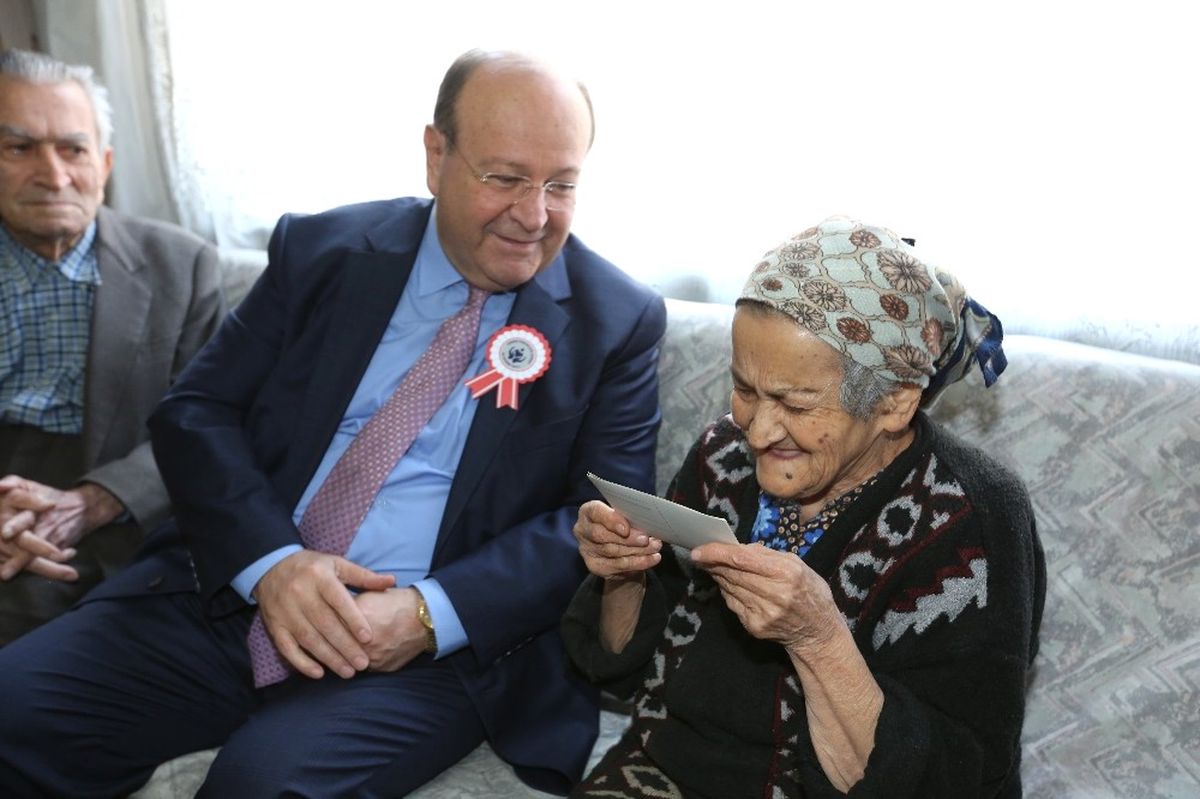 Başkan Özakcan\'dan \'Öğretmenler Günü\'nde Anlamlı Ziyaret