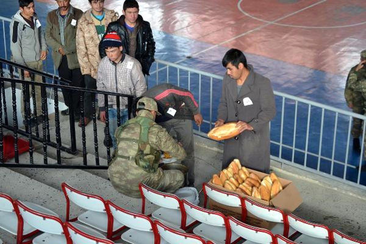 Bitlis\'te Yakalanan Kaçaklara Askerler, Yemek Dağıttı