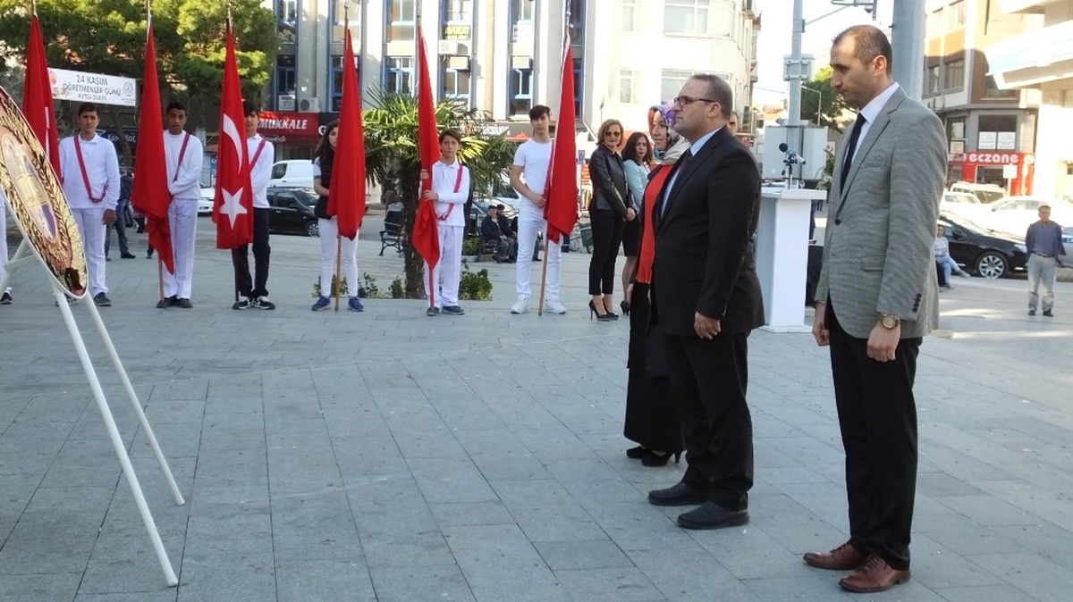 Burhaniye\'de Öğretmenler Günü Kutlandı