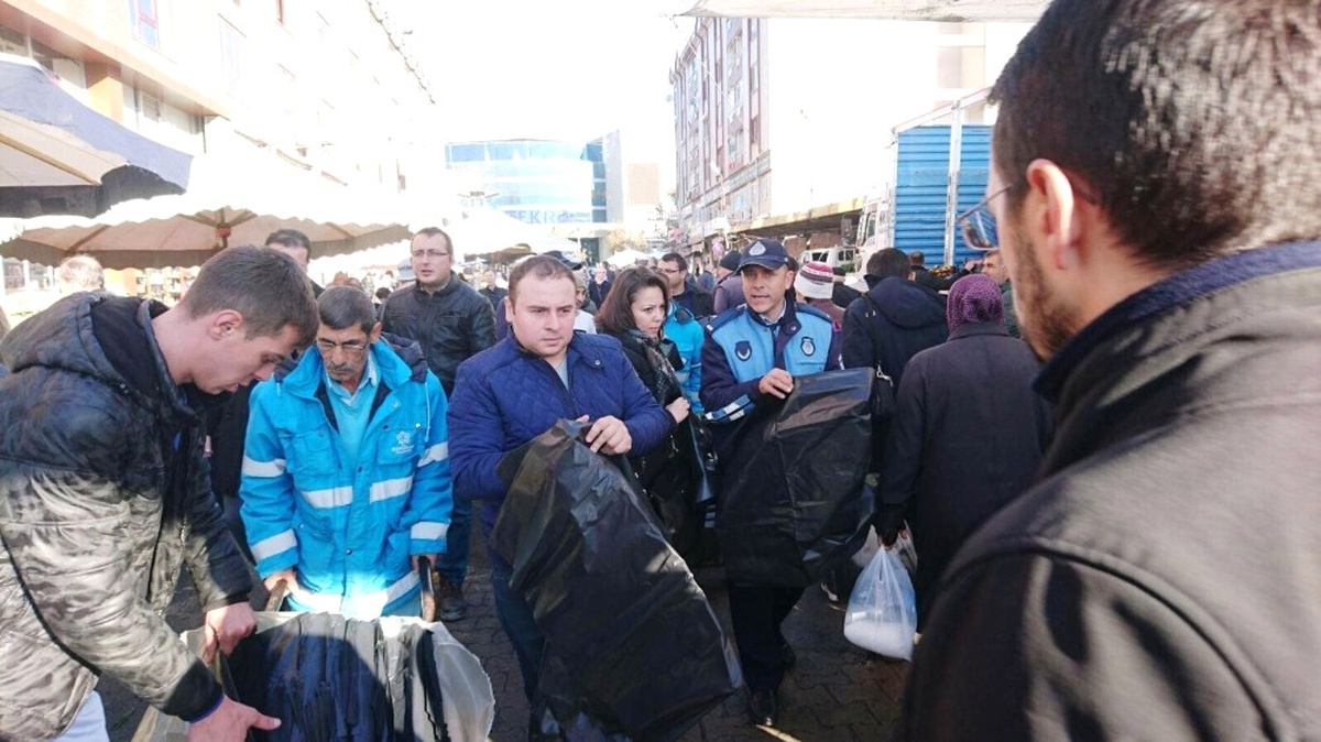Çevre Kirliliğinin Önüne Geçmek İçin Pazar Esnafına Çöp Poşeti Dağıtıldı