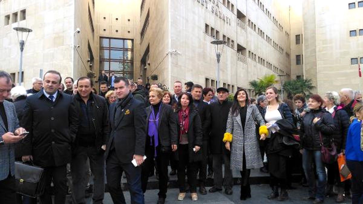 CHP\'li Kadınlara Hakaret Eden Öğretmeni CHP\'li Kadın Avukat Savundu