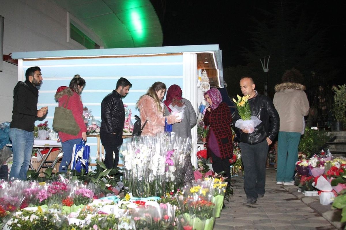 Çiçekçilerde \'24 Kasım\' Yoğunluğu