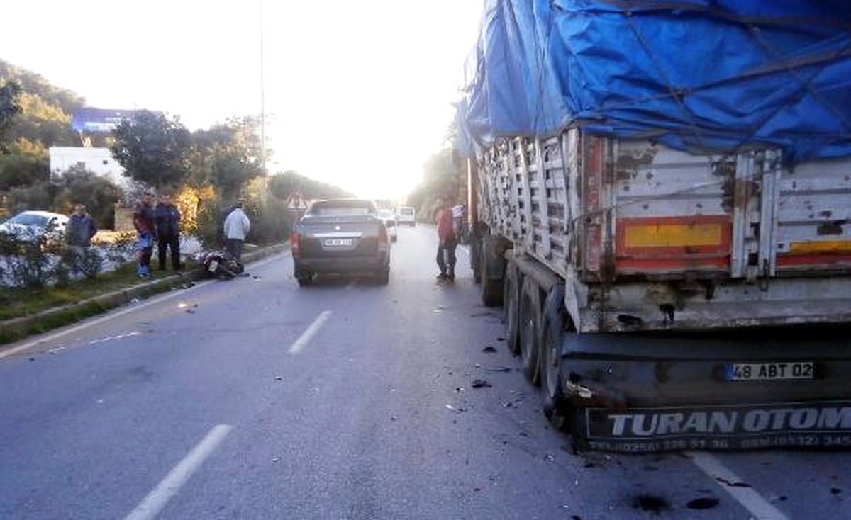 Duran Kamyona Çarpan Motosikletli Öldü