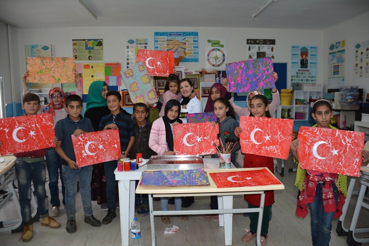 Ebru Sanatıyla Türk Bayrağı Yaptılar
