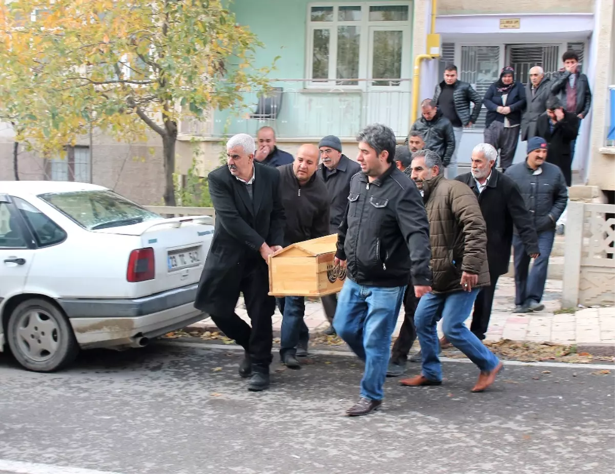 Emekli Öğretmen, Öğretmenler Günün\'nde Oğlunu Öldürdü