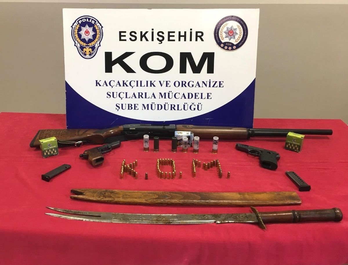 Eskişehir\'de Yakalanan 9 Kişiden Adeta Cephanelik Çıktı