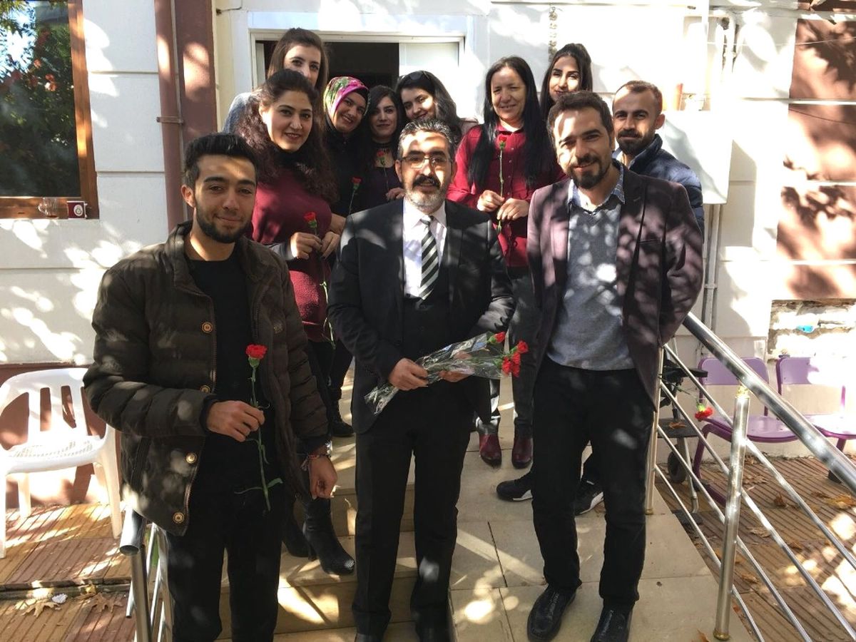Gezer\'den Öğretmenlere Jest