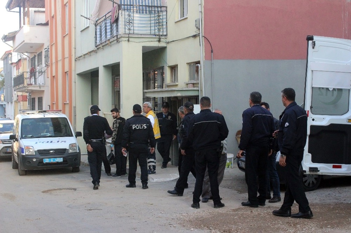 Gündüz Vakti Eve Giren Kar Maskeli Gaspçılar, Darp Ettikleri Kadının Altın ve Telefonunu Çaldı