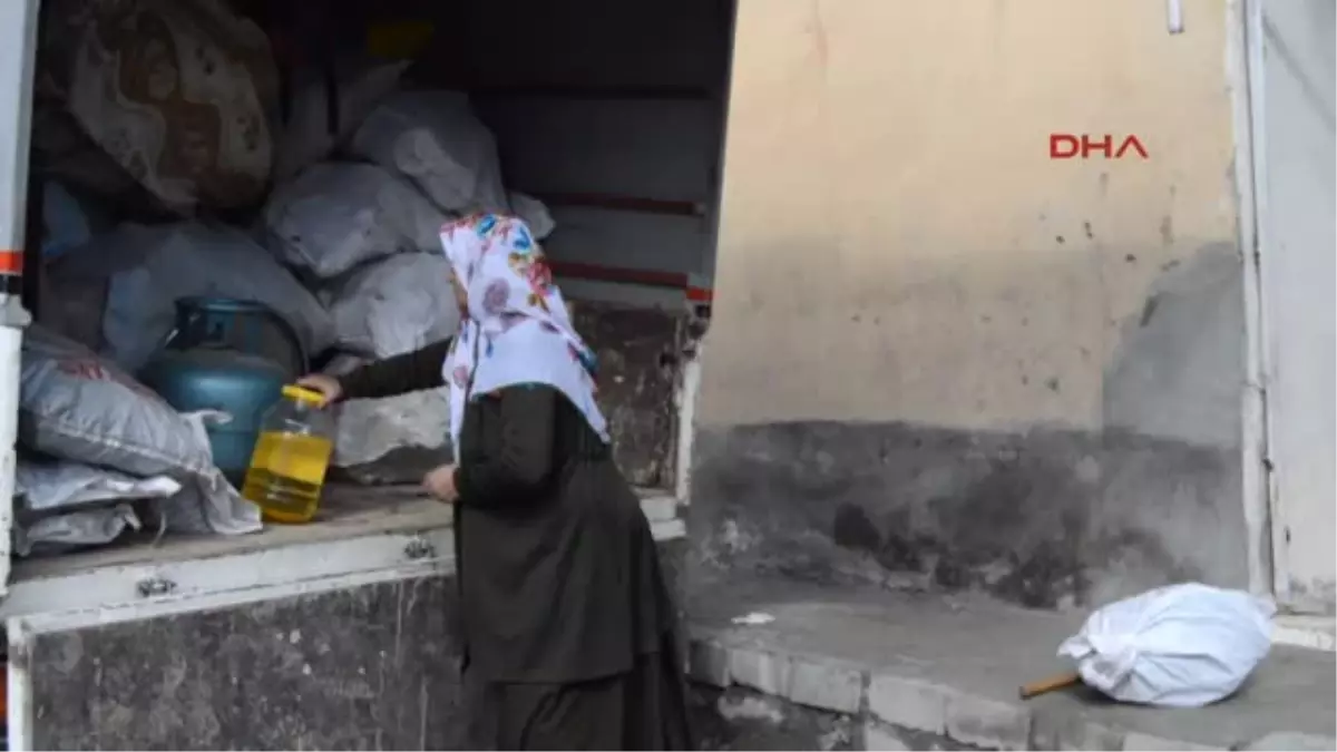 Hakkari\'de Harabe Evde Yaşayan Aileye Vali Sahip Çıktı