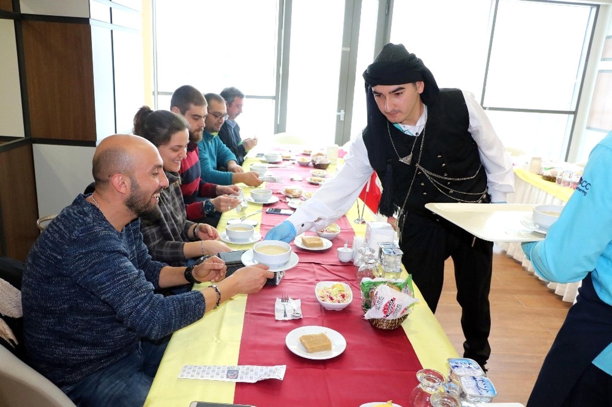 Hastane Çalışanları Farklı Kültürlerin Yöresel Yemeklerini Tadıyorlar