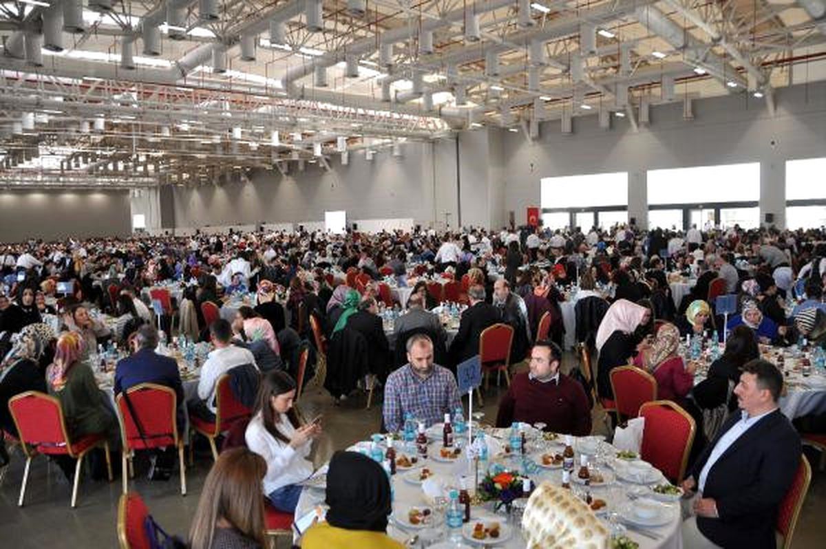 İbb Başkanı Mevlüt Uysal, İsmek Eğitmenleriyle \'Öğretmenler Günü\' Yemeğinde Buluştu