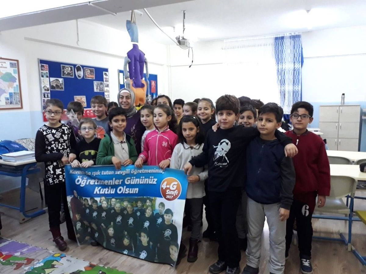 İlkokul Öğrencilerinden Öğretmenlerine Pankartlı Öğretmenler Günü Kutlaması