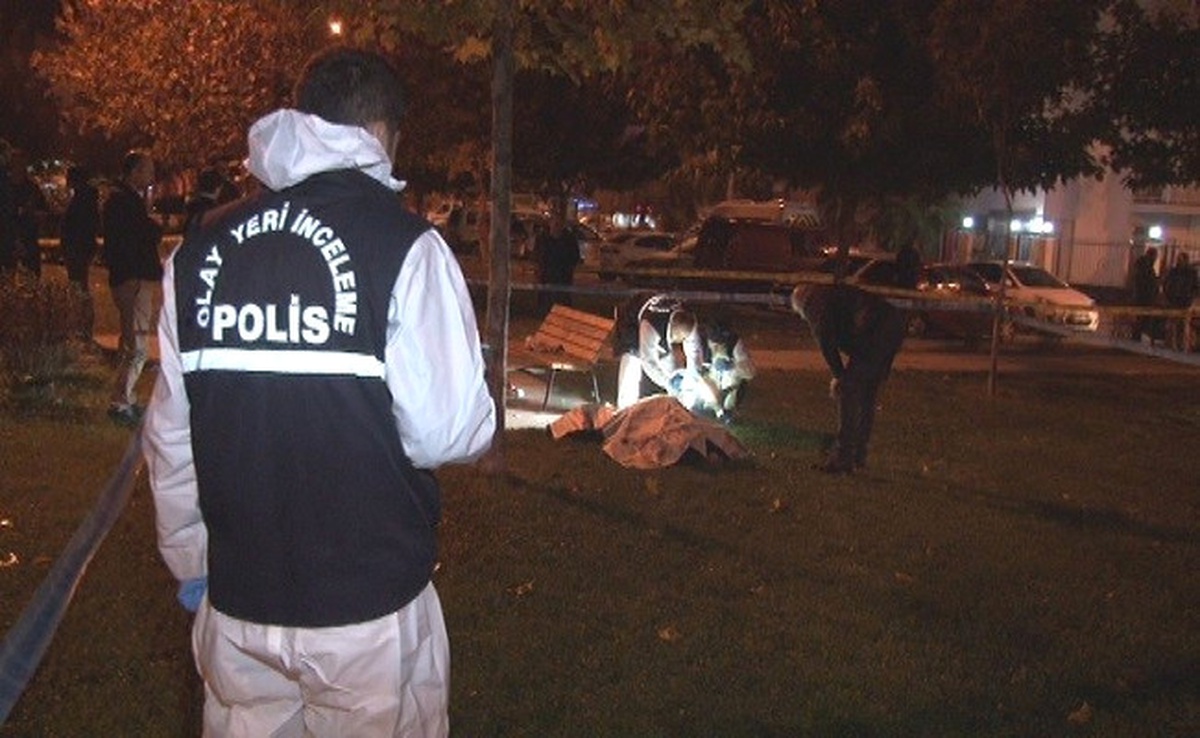 İzmir\'de Parkta Oturan Bir Kişi İnfaz Edildi