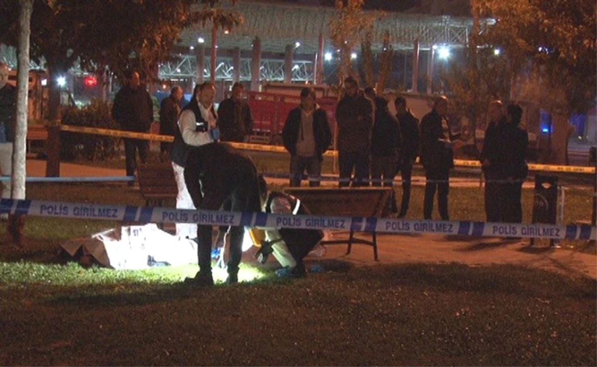 İzmir\'de Parkta Oturan Bir Kişi İnfaz Edildi