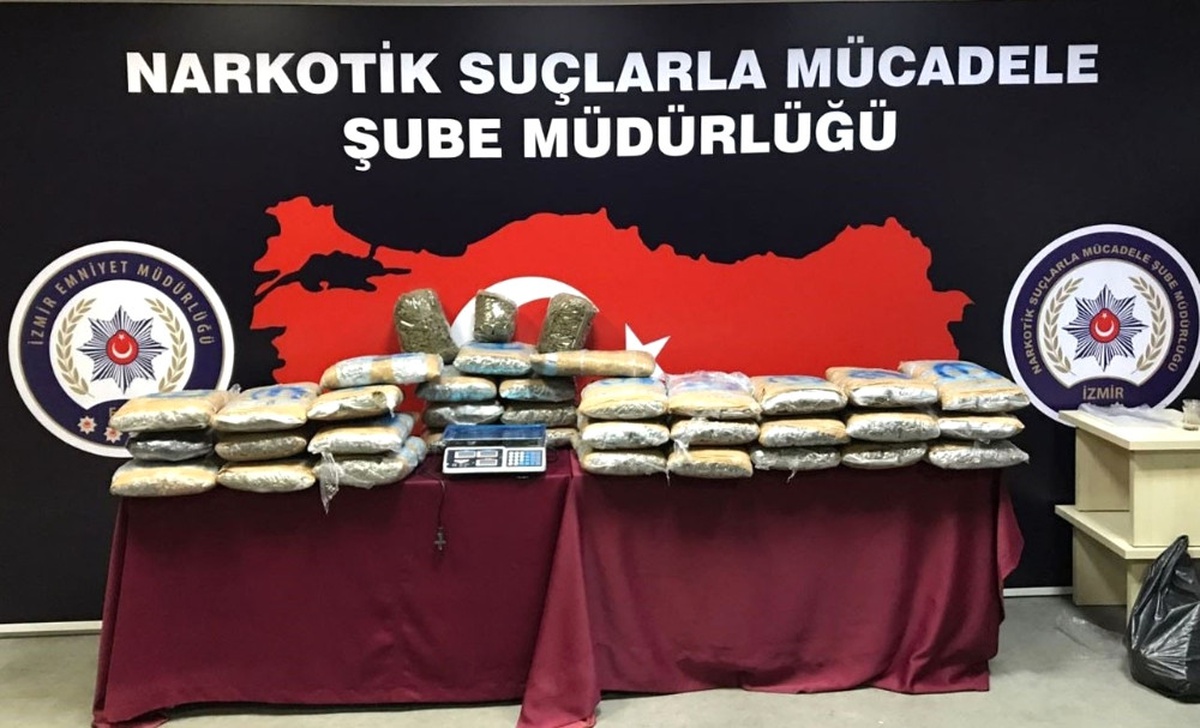 İzmir\'de Zehir Tacirlerine Ardı Ardına Baskın: 78 Gözaltı