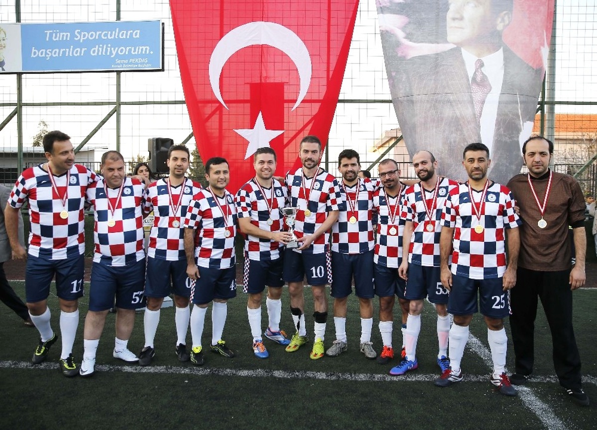 Konak\'ta Öğretmenler Ter Döktü, Şampiyon Takım Belli Oldu