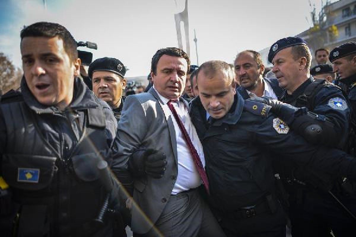 Kosova\'da Muhalefet Partisi Lideri Gözaltına Alındı