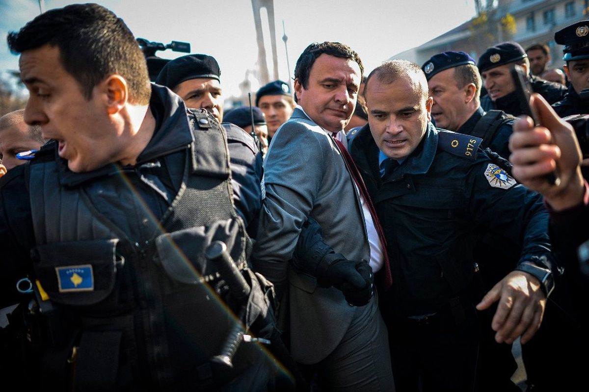 Kosova\'da Muhalefet Partisi Milletvekillerine Gözaltı