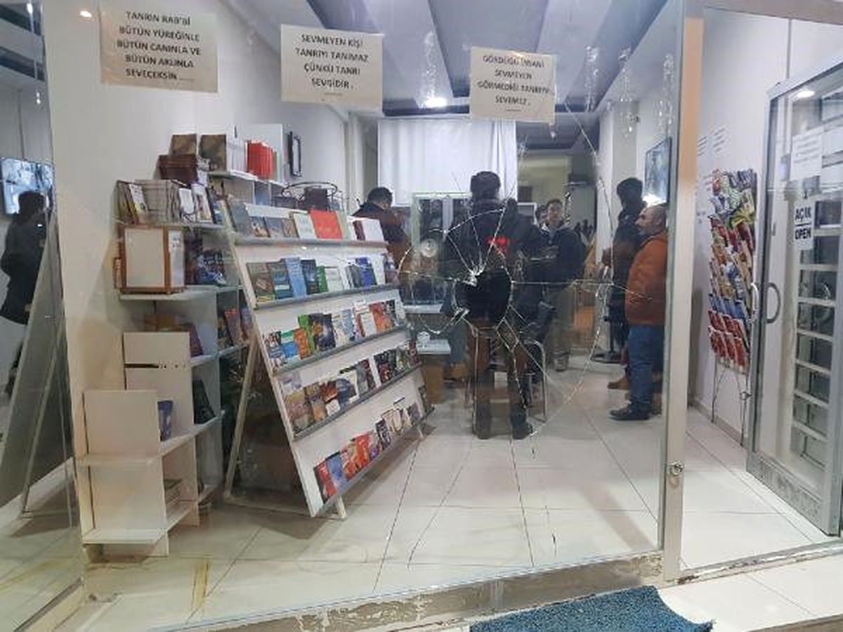 Malatya\'da Ermeni Cemaati\'ne Ait Derneğe Taş Atıp, Kaçtı