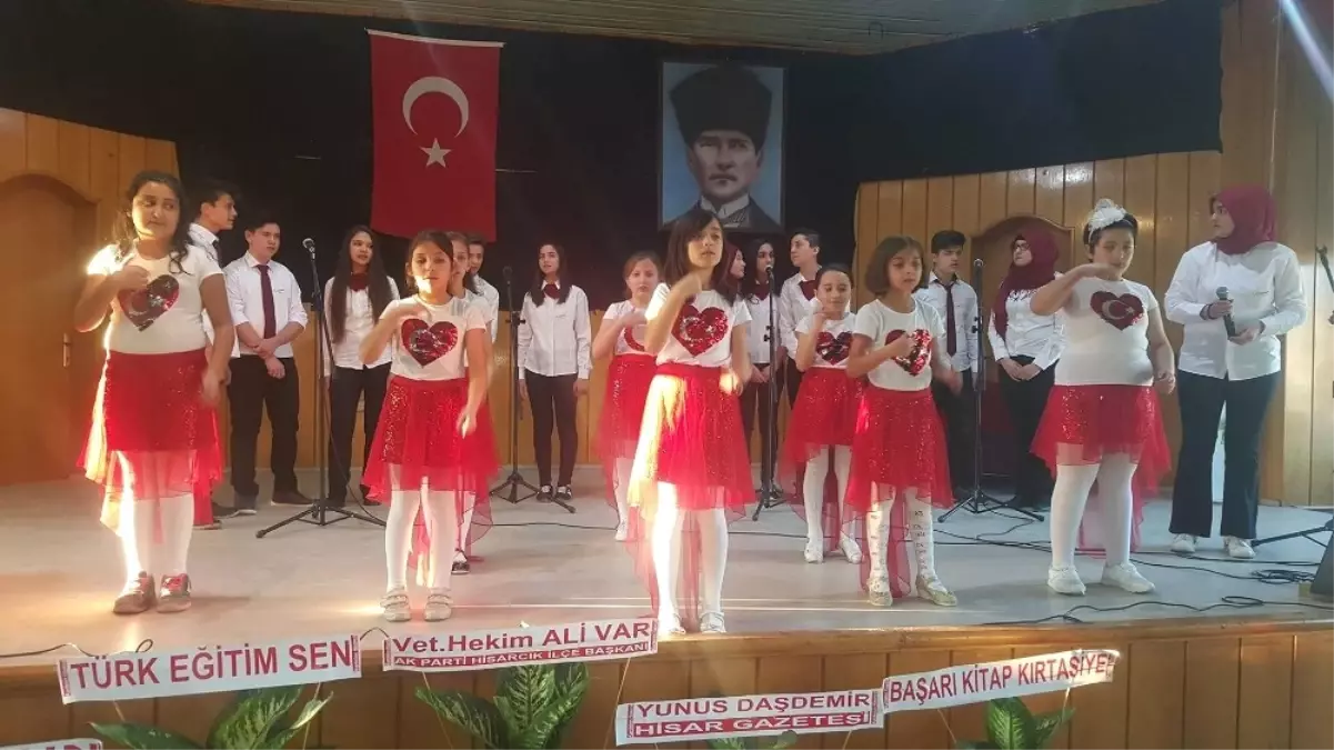 Öğrenciler, \'Benim Adım Öğretmen\' Şarkısını İşaret Diliyle Seslendirdiler