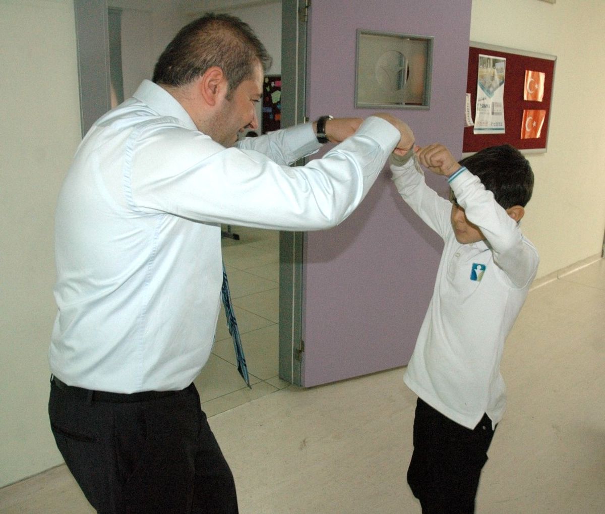 Öğrencilerle Selamlaşıp Derse Başlıyor