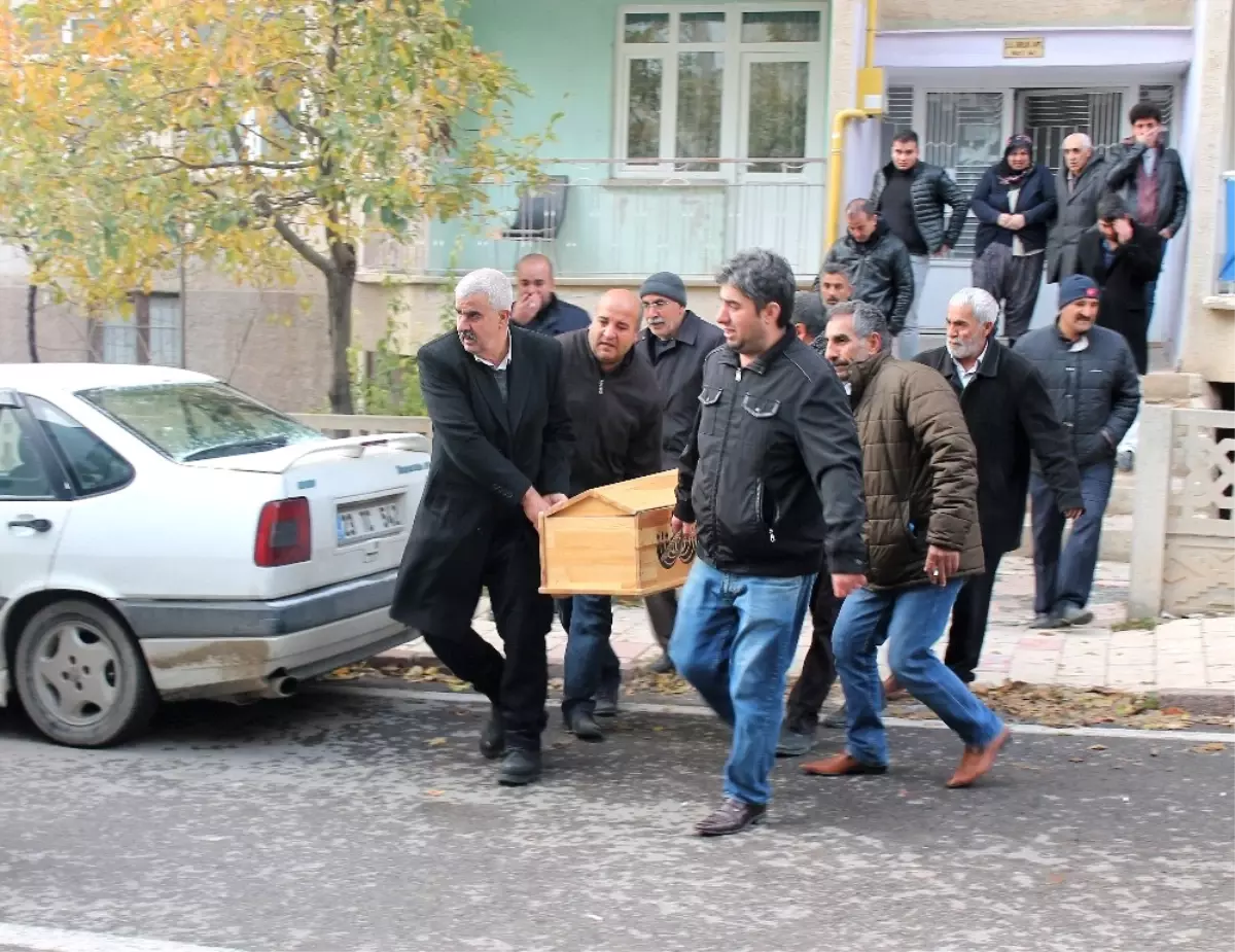 Emekli Öğretmen, Öğretmenler Günü\'nde Oğlunu Öldürdü