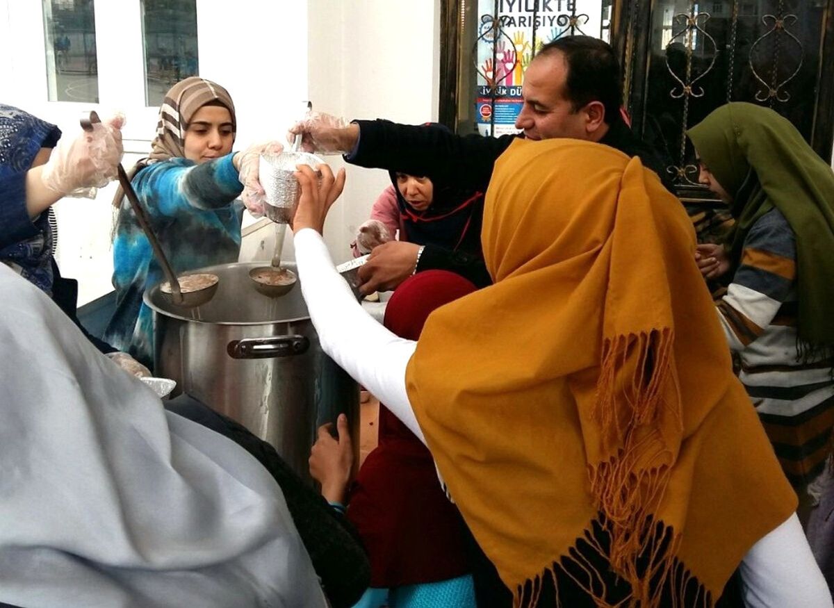 Öğretmenler Öğrencilere Aşure Dağıttı