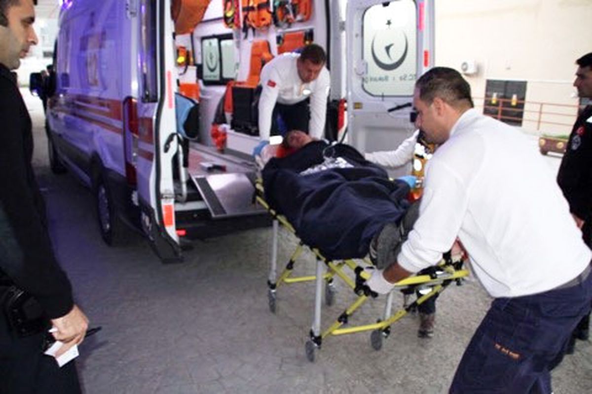 Okul Önünde 2 Lise Öğrencisi Bıçaklandı
