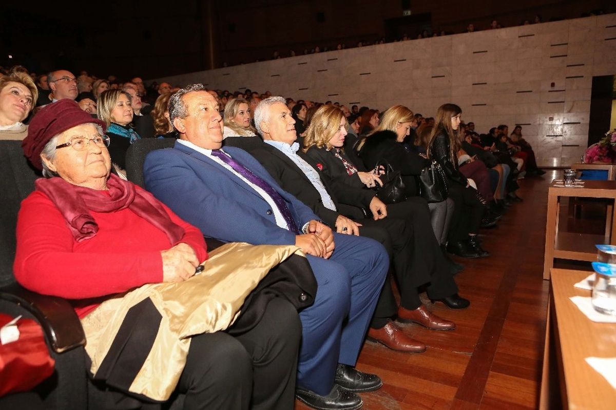 Orada Duruverseydi Zaman\' Öğrenciler Yararına Sahnelendi