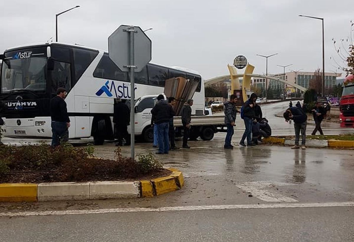 Otobüs ile Kamyonet Çarpıştı, 2 Yaralı