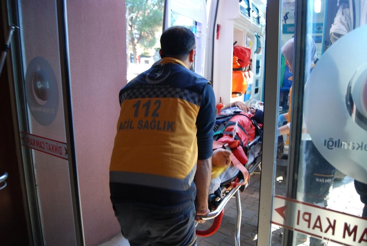 Otomobil Dereye Uçtu: 1 Yaralı
