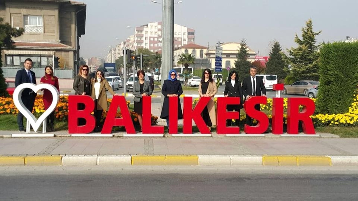 Meslektaşları Şehit Öğretmenler İçin Mikrofon Başına Geçti