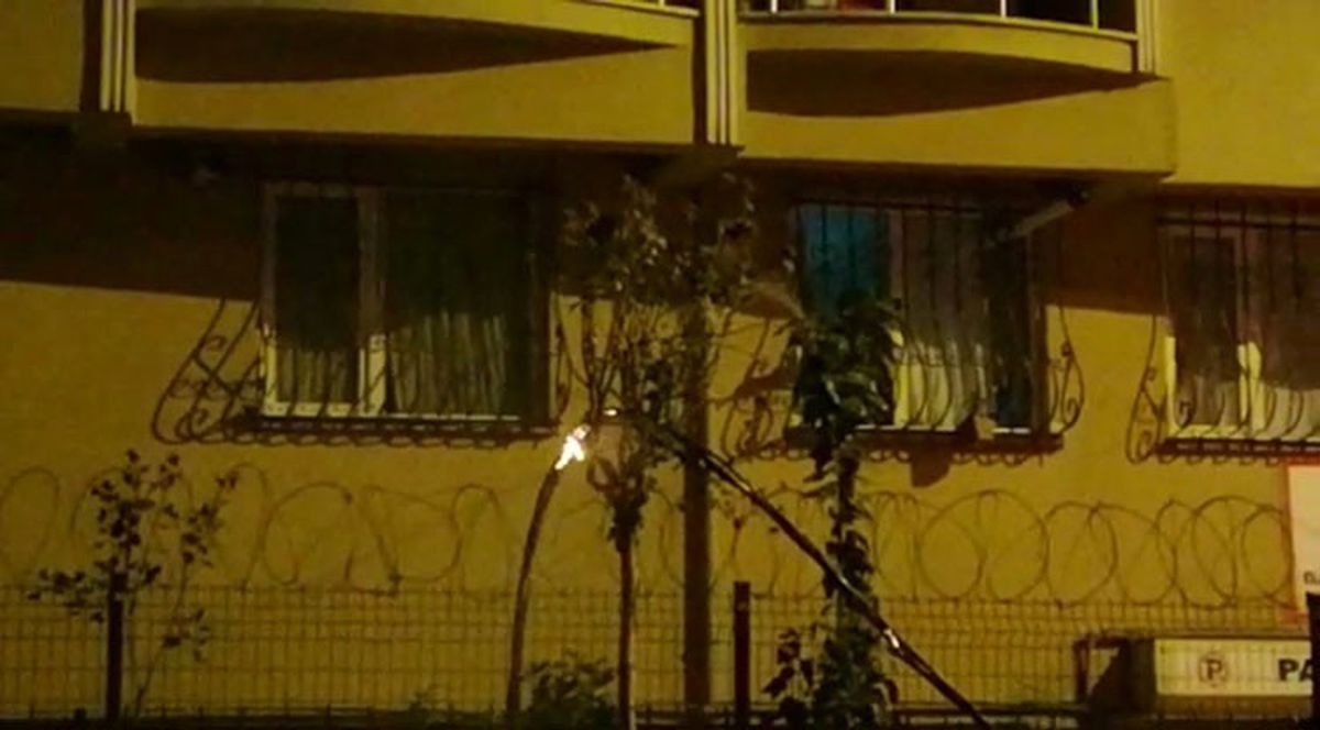 Yanan Elektrik Kablolarını Çiçek Sular Gibi Söndürmeye Çalıştı
