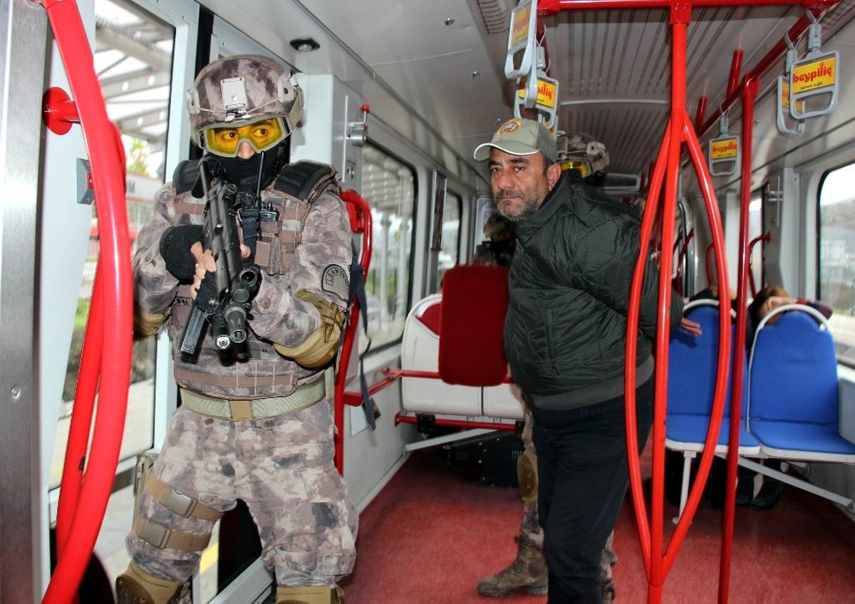 Özel Harekat Polisinden Gerçeği Aratmayan Rehine Kurtarma Tatbikatı