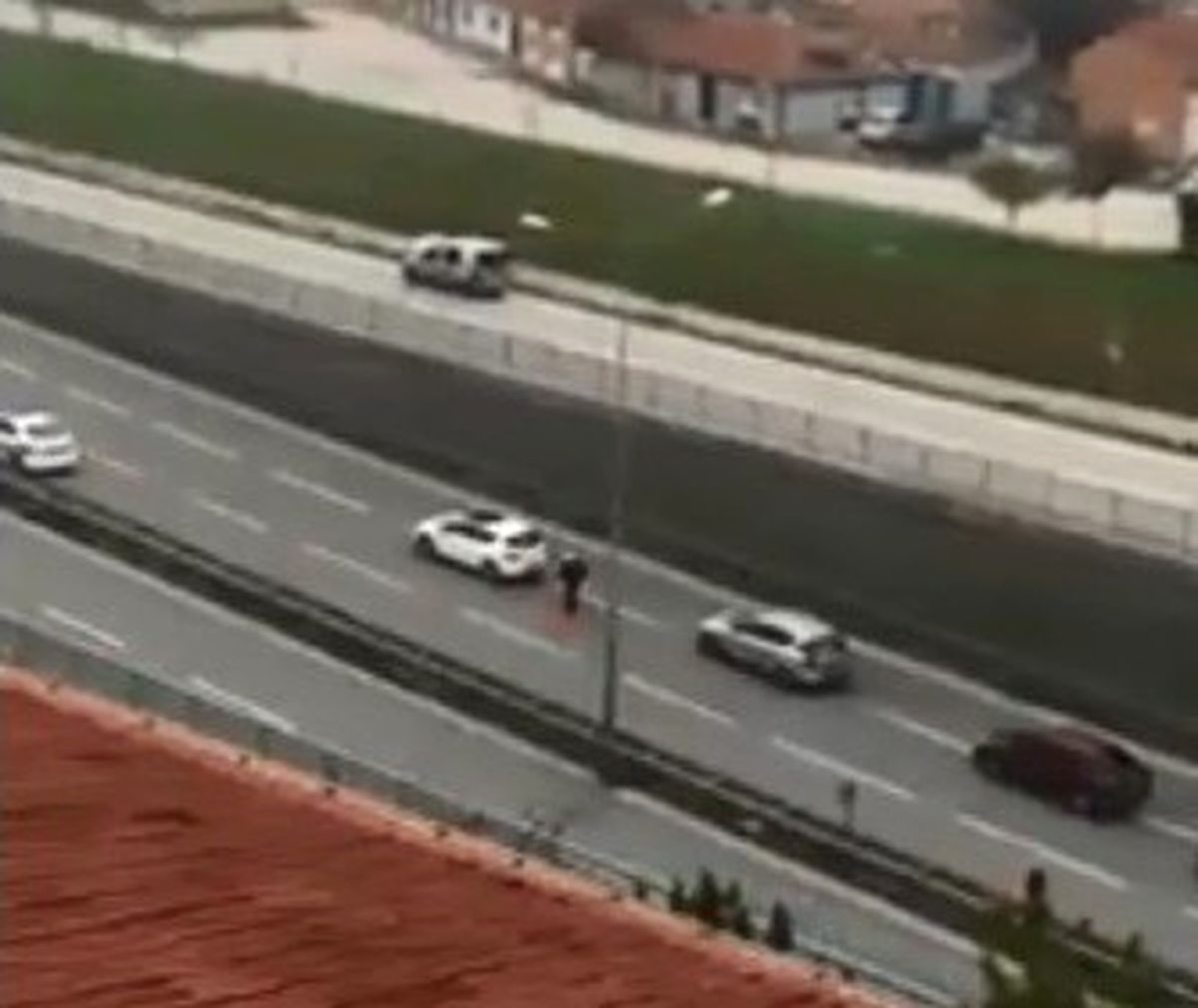 Polisten Alkışlanacak Hareket
