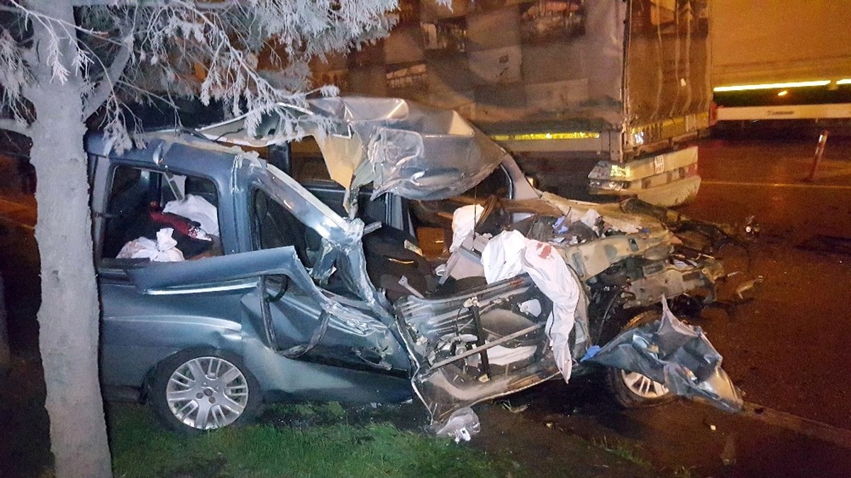 Samsun\'da Kamyonet Tır ile Çarpıştı: 2 Yaralı