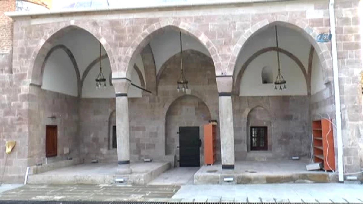 Selçuklu Mimarisi ile Yapılan En Eski Cami Olan Behramşah Camisi İbadete Açıldı