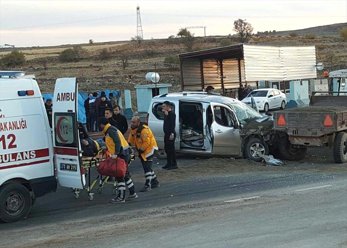 Şırnak\'ta Tır Minibüse Çarptı: 4 Yaralı