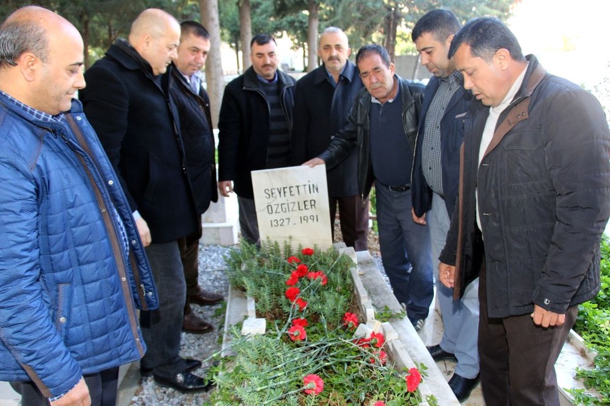 Şoförlerden Öğretmeni Gibi Bildikleri Özgizler\'in Mezarına Ziyaret