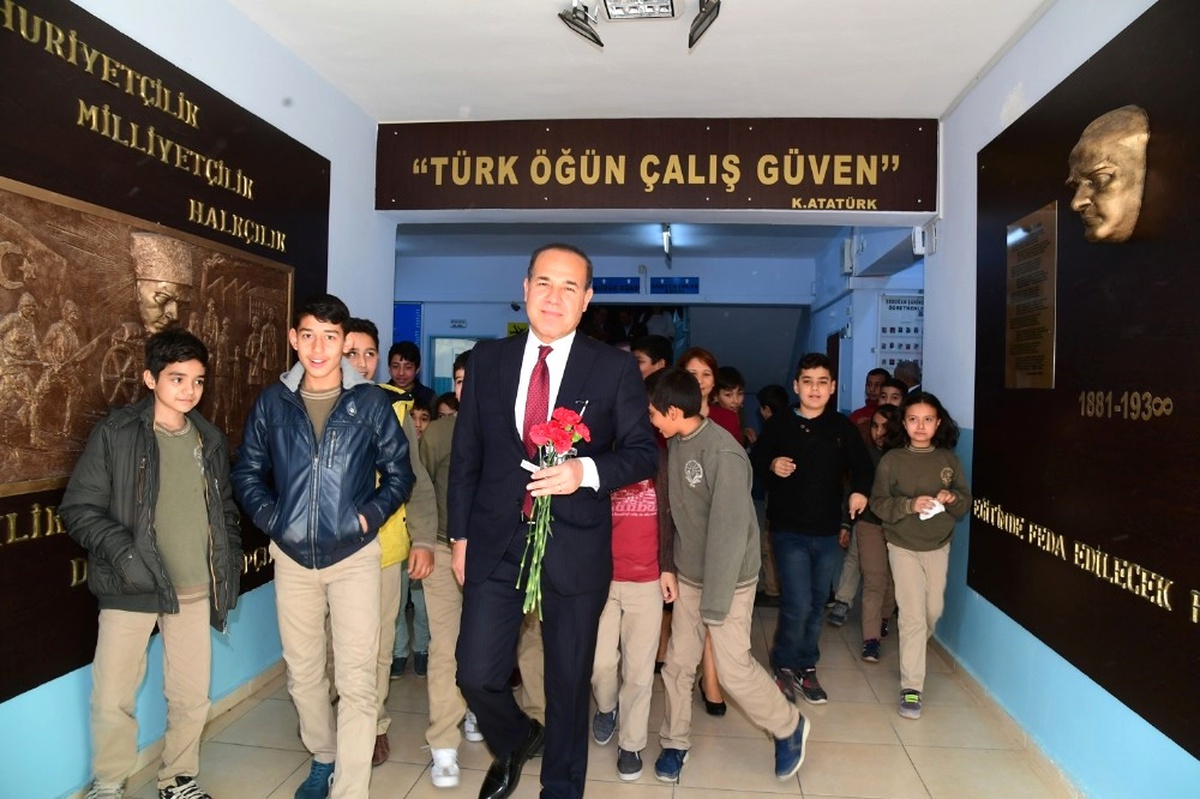 Sözlü, Öğretmenler Günü\'nde Öğretmenleri Yalnız Bırakmadı