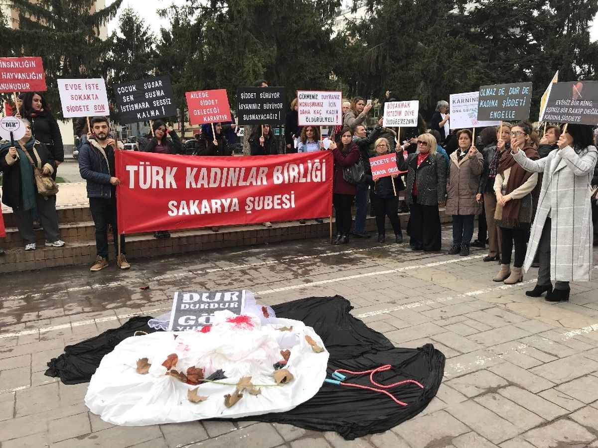 Tkb Sakarya Şubesi Kadına Şiddeti Protesto Etti