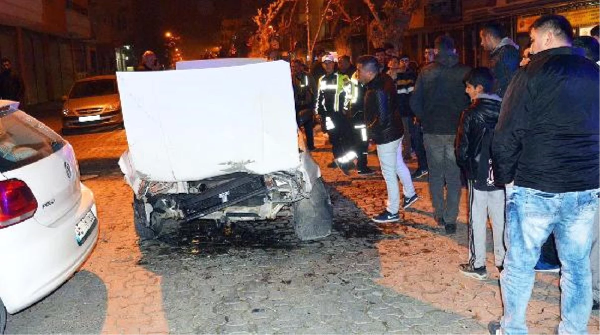 Turgutlu\'da 2 Otomobil Kavşakta Çarpıştı: 5 Yaralı