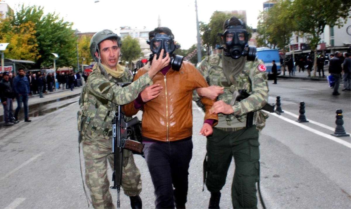 Günün Karesi Adıyaman\'dan! Asker, Eylemciye Gaz Maskesini Verdi