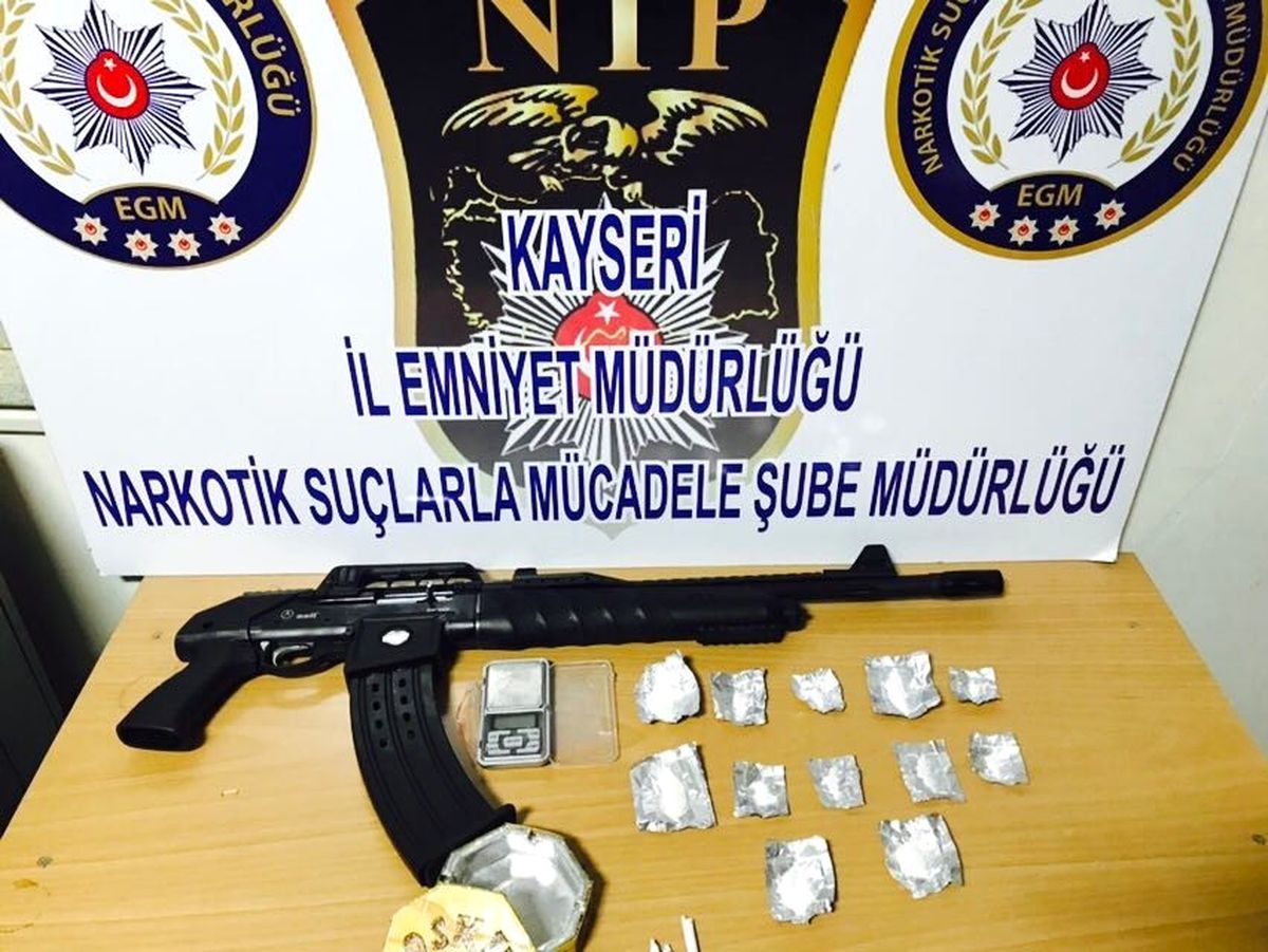 Uyuşturucu Operasyonunda Gözaltına Alınan 3 Kişi Otomatik Tüfek ile Yakalandı