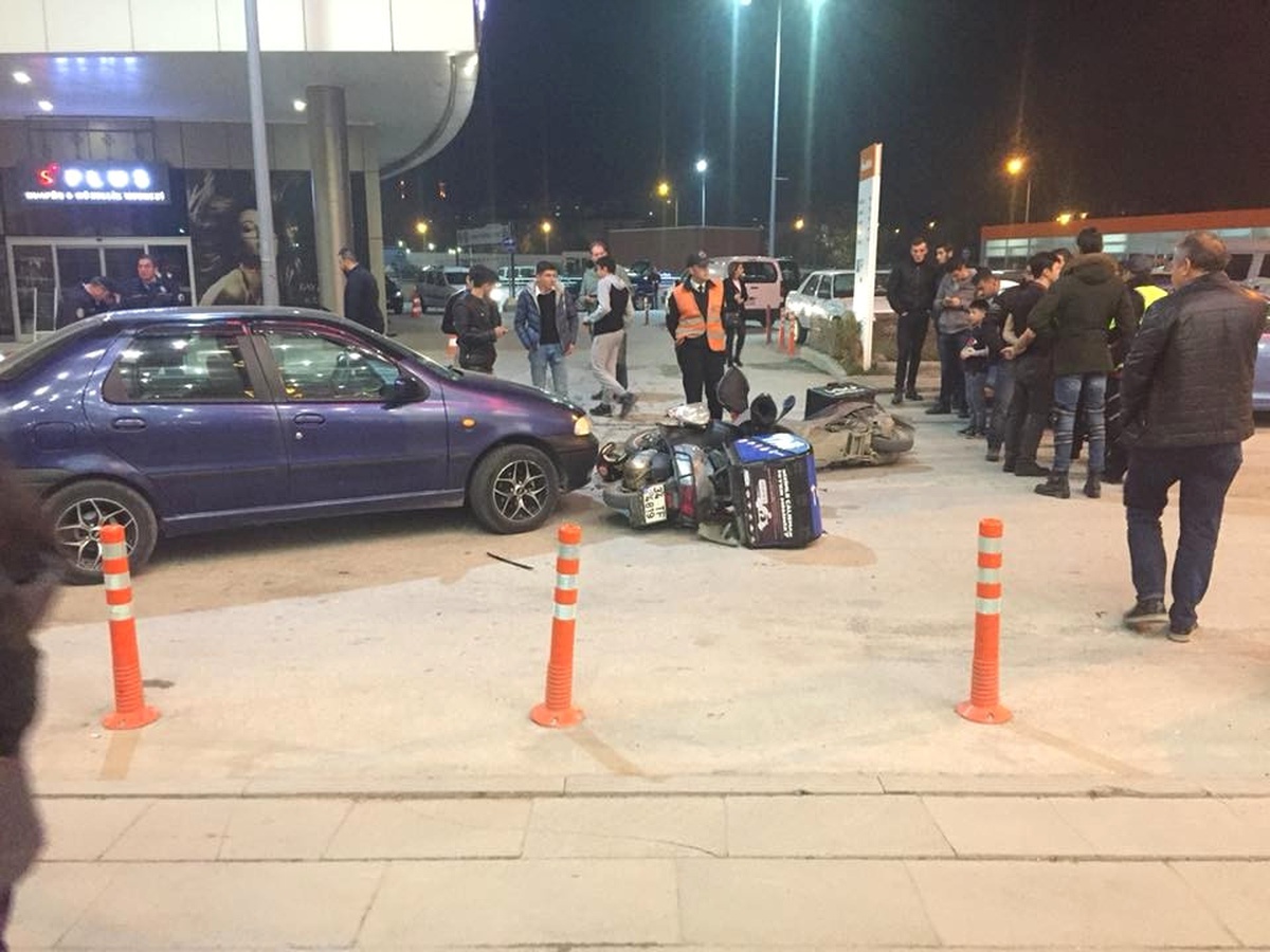 2 Motosiklet ile Otomobil Çarpıştı; 1 Yaralı