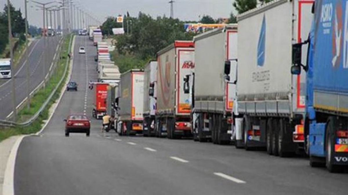 400 Türk Tır\'ı Sınır Kapısında Mahsur Kaldı