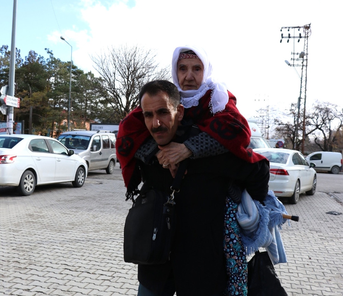 Annesini 17 Yıldır Sırtında Taşıyor