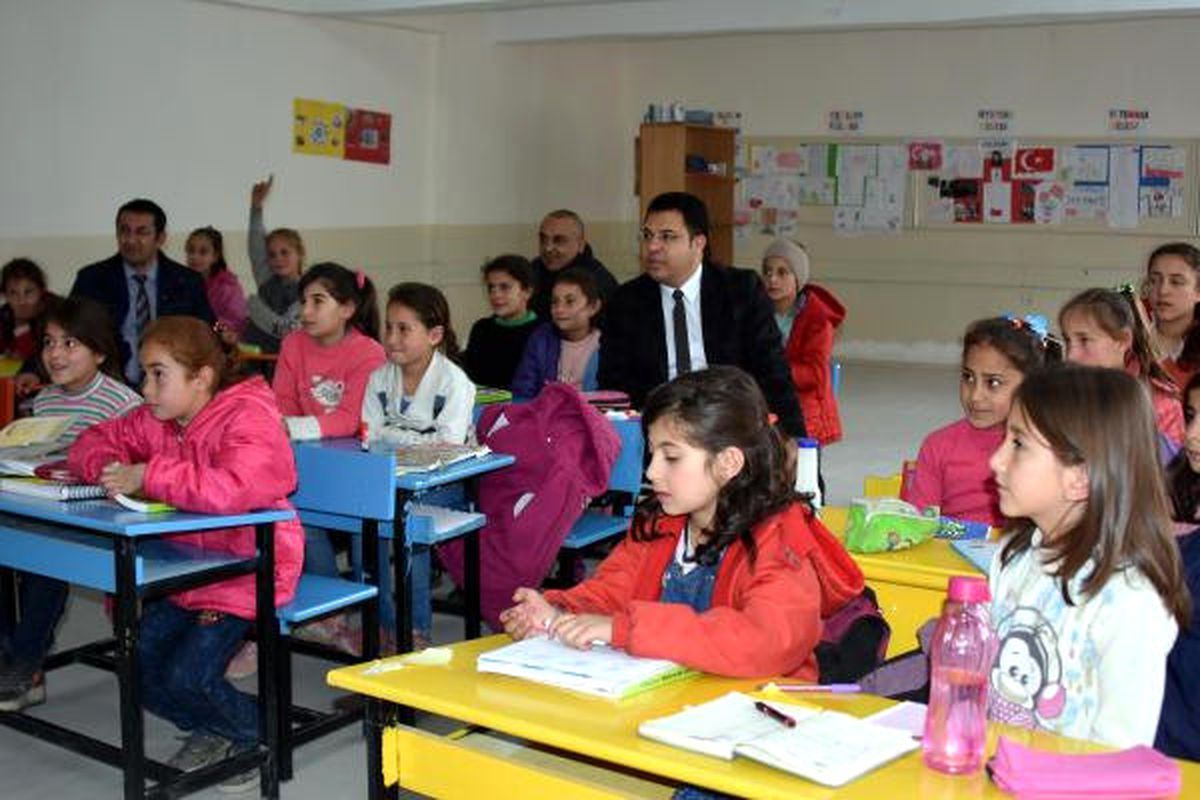 Bahçesaray\'da Okullar Laminat Parke ile Döşeniyor