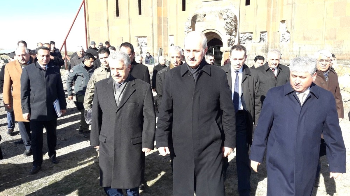 Bakan Kurtulmuş, Ani\'de Tarihi İpek Yolu Köprüsü\'nün Fotoğrafını Çekti